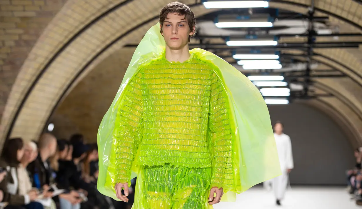 Seorang model memperagakan busana kreasi dari perancang Inggris, Craig Green selama gelaran London Fashion Week Men's di London pada 7 Januari 2019. Craig Green memamerkan pakaian untuk Musim Gugur/Musim Dingin 2019. (NIKLAS HALLE'N/AFP)