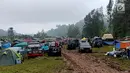 Pemilik dan pecinta Land Rover yang tergabung dalam ILRU ketika menggelar kamping bersama di kaki Gunung Gede, Bogor, Jawa Barat, Sabtu (22/12). Acara yang digelar pada 21-23 Desember 2018 diisi dengan beragam kegiatan menarik. (Liputan6.com/Pool/ILRU)
