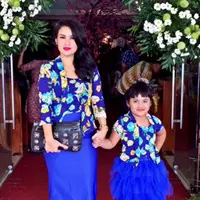 Di hari kartini ini memang identik dengan memakai kebaya, tapi apa jadinya bila style busana kali ini samaan dengan mama ya? Pasti seru. (via: istimewa)