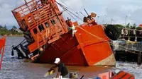 Kapal ikan Thailand nyaris tenggelam di Pelabuhan Lampulo, Banda Aceh. Kapal yang terkait kasus illegal fishing dan dinyatakan bersalah disita untuk negara .(Antara)