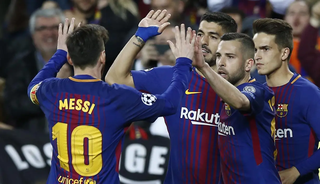 Para pemain Barcelona merayakan gol yang dicetak oleh Luis Suarez ke gawang AS Roma pada laga leg pertama perempat final Liga Champions di Stadion Camp Nou, Rabu (4/4/2018). Barcelona menang 4-1 atas AS Roma. (AFP/Manu Fernandez)