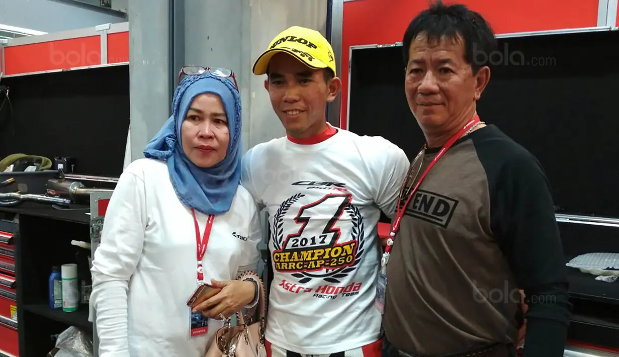 Pebalap Astra Honda Racing Team, Gerry Salim, bersama orang tuanya Hamna Sofyan dan Gunawan Salim di Sirkuit Buriram, Sabtu (2/12/2017). Gerry menjadi rider Indonesia pertama yang menjuarai ARRC kelas Asia Production 250. (Bola.com/Muhammad Wirawan)