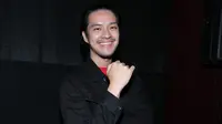 Beberapa tahun lalu, Morgan Oey fokus pada akting dibanding menjadi penyanyi yang melambungkan namanya. Kini, sekitar empat tahun kemudian, ia kembali menunjukkan suaranya. (Adrian Putra/Bintang.com)