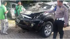 Polisi membantah Toyota Fortuner yang menabrak suami istri pengendara sepeda motor adalah milik pejabat. Mobil SUV berpelat nomor B 201 RFD tersebut ditegaskan milik warga sipil yang sengaja memesan nomor kendaraan cantik.