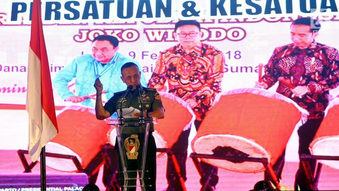 Kasad Jenderal Mulyono memberikan sambutan dalam acara Silaturrahmi Kasad dengan Forum Pemred dan Anugerah Media TNI AD di Jakarta, Rabu (21/2). Dalam kegiatan itu, TNI AD juga memberikan penghargaan kepada rekan-rekan media. (Liputan6.com/Johan Tallo)