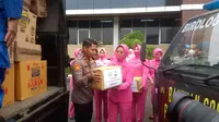 Polda Jatim kirim paket bantuan untuk korban gempa Cianjur. (Dian Kurniawan/Liputan6.com)