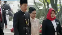 Presiden Jokowi Widodo (Jokowi) tiba di Gedung Nusantara DPR-MPR RI pada Jumat, 16 Agustus 2024 sekitar pukul 08.56 WIB. Mengenakan pakaian Betawi hitam berbalut kain berwarna cokelat dan peci hitam, RI 1 siap membacakan dua pidato kenegaraan.