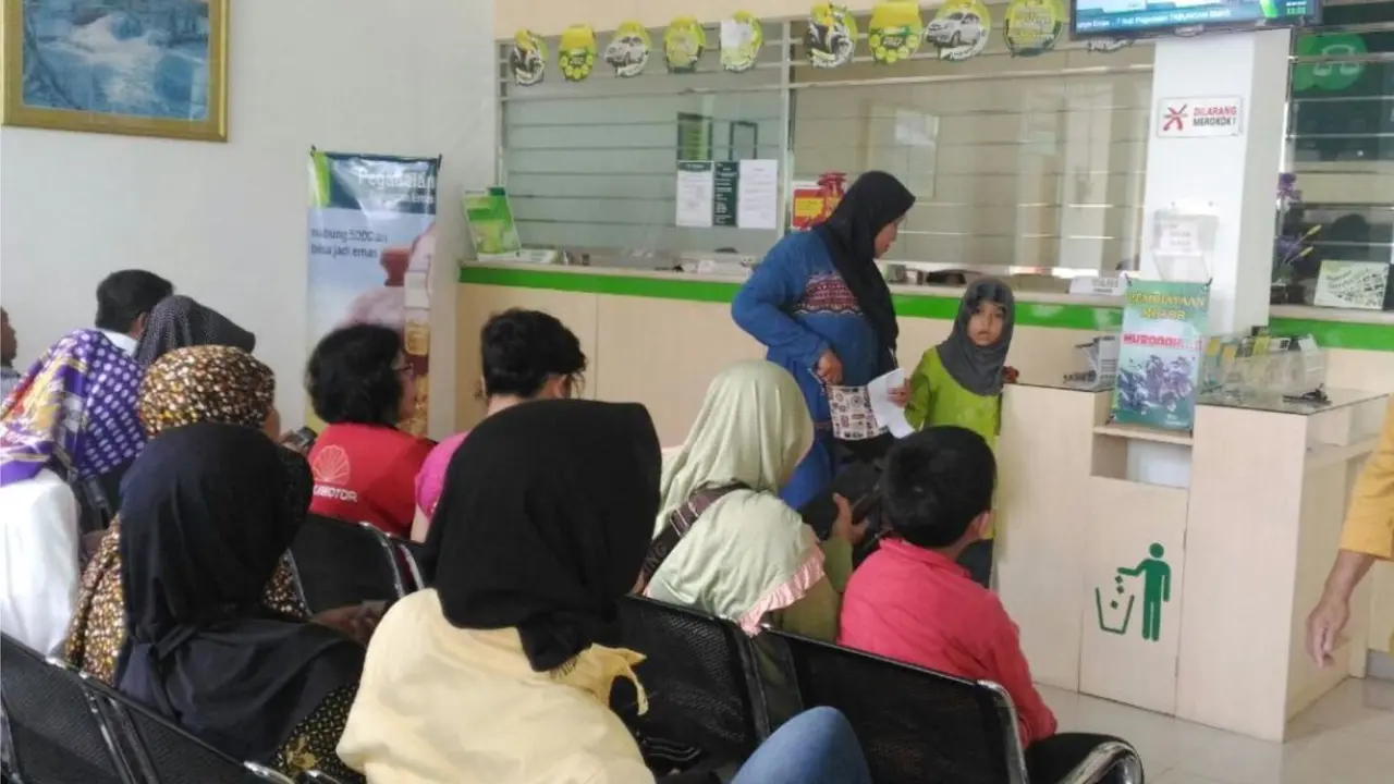 Cincin dan Kalung Ibu Digadai demi Seragam Baru Anak