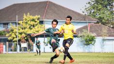 Para pemain beradu kaki saat babak perempat final laga Pertamax Liga Ayo 2019. (Dokumentasi)