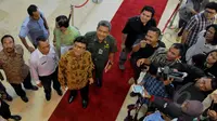 Mendagri Tjahjo Kumolo tiba di Gedung Nusantara, Komplek Parlemen Senayan, Jakarta, Senin (11/5/2015). Pimpinan DPR beserta Komisi II menggelar pertemuan dengan Mendagri guna membahas revisi UU Pilkada dan revisi UU Parpol. (Liputan6.com/Andrian M Tunay)