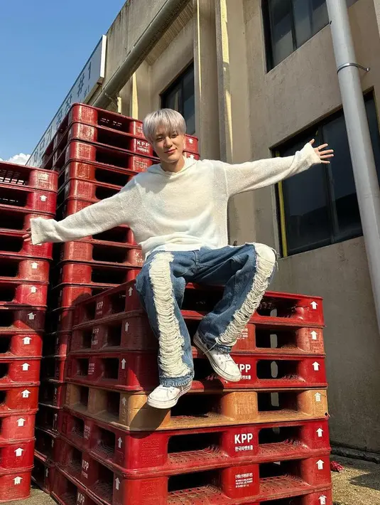 Mengingat di dalam pesawat cukup dingin, busana seperti Jeno ini bisa menjadi pilihan. Dengan mengenakan atasan lengan putih dipadukan celana denim ripped dan sneakers. [@leejen_o_423]