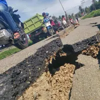 Kondisi jalan retak di Kabupaten Pidie Jaya, Aceh, Kamis (8/12). Gempa berkekuatan 6,5 SR pada Rabu pagi menyebabkan sejumlah ruas jalan retak dan mengalami kerusakan. (Liputan6.com/Angga Yuniar)