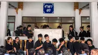 Para pelayat berkumpul sebelum berdoa untuk Naphat Chaima, korban penembakan sekolah berusia 12 tahun, selama pemakamannya di kuil Buddha Wat Lat Pla Duk di provinsi Nonthaburi. Seorang pelaku remaja menembak mati kakek dan neneknya sebelum melakukan aksi pembunuhan di sekolah menengahnya. (Dok. AFP)