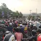 Arus lalu lintas jalur Puncak Bogor macet parah di kedua arah. (Achmad Sudarno/Liputan6.com)