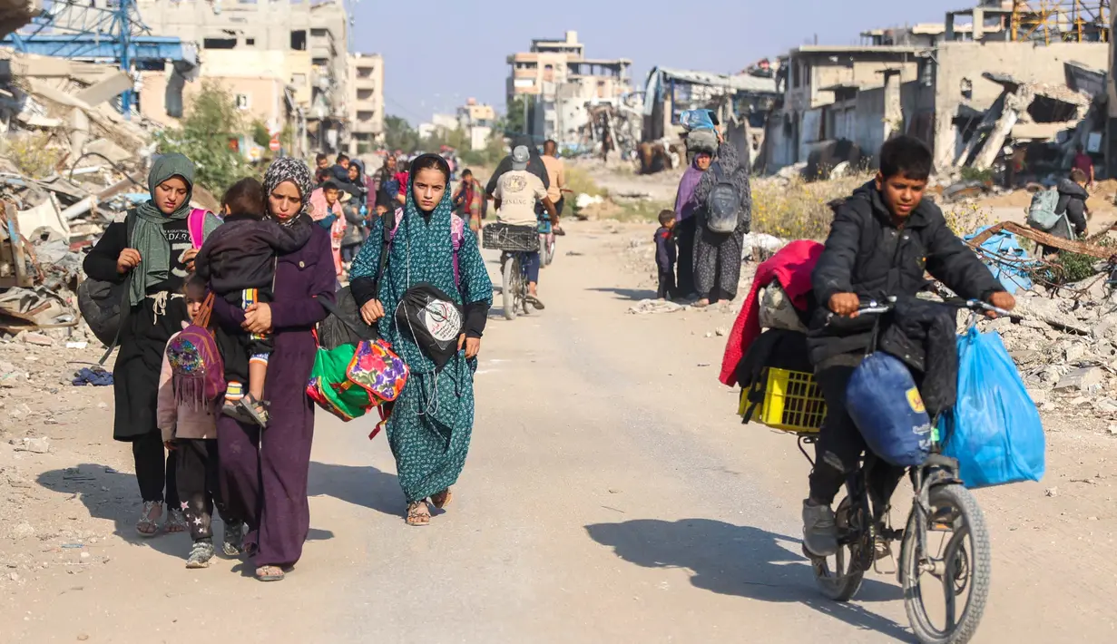 Warga Palestina yang mengungsi melarikan diri dari Beit Lahia di Jalur Gaza utara, melalui jalan utama Salah al-Din di pinggiran Kota Gaza, pada 5 November 2024. (Omar AL-QATTAA/AFP)