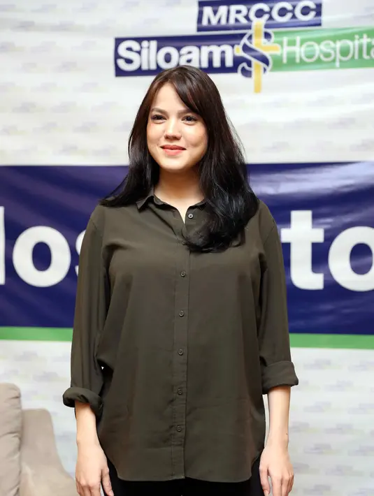 Salah satu yang membuat pemeran film Ketika Cinta Bertasbih itu panik adalah ketika anaknya tersedak asi atau makanan yang dikonsumsi. Akibatnya sang anak menjadi muntah. (Nurwahyunan/Bintang.com)