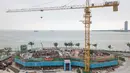 Foto dari udara yang diabadikan pada 20 Oktober 2020 ini menunjukkan lokasi pembangunan Wormhole Library di Teluk Haikou di Haikou, ibu kota Provinsi Hainan, China selatan. Setelah rampung nanti, perpustakaan itu akan menjadi bangunan penting dan ikonik di Teluk Haikou. (Xinhua/Pu Xiaoxu)