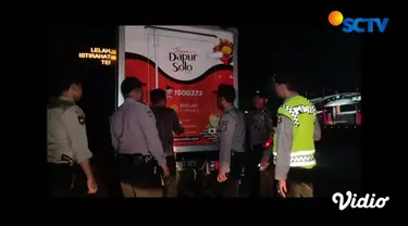 Setiap kendaraan yang hendak masuk ke pintu Tol Serang Barat dan Timur dihentikan dan penumpang diminta menunjukkan barang bawaan serta tujuan kepergian.