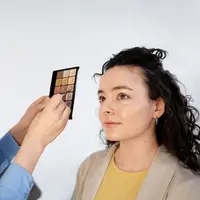 Color corrector semakin populer karena mampu mengatasi masalah warna kulit yang tidak merata—mulai dari kemerahan, lingkaran hitam, hingga kulit kusam yang sering kali tidak bisa ditutupi hanya dengan concealer. (foto/dok: freepik)
