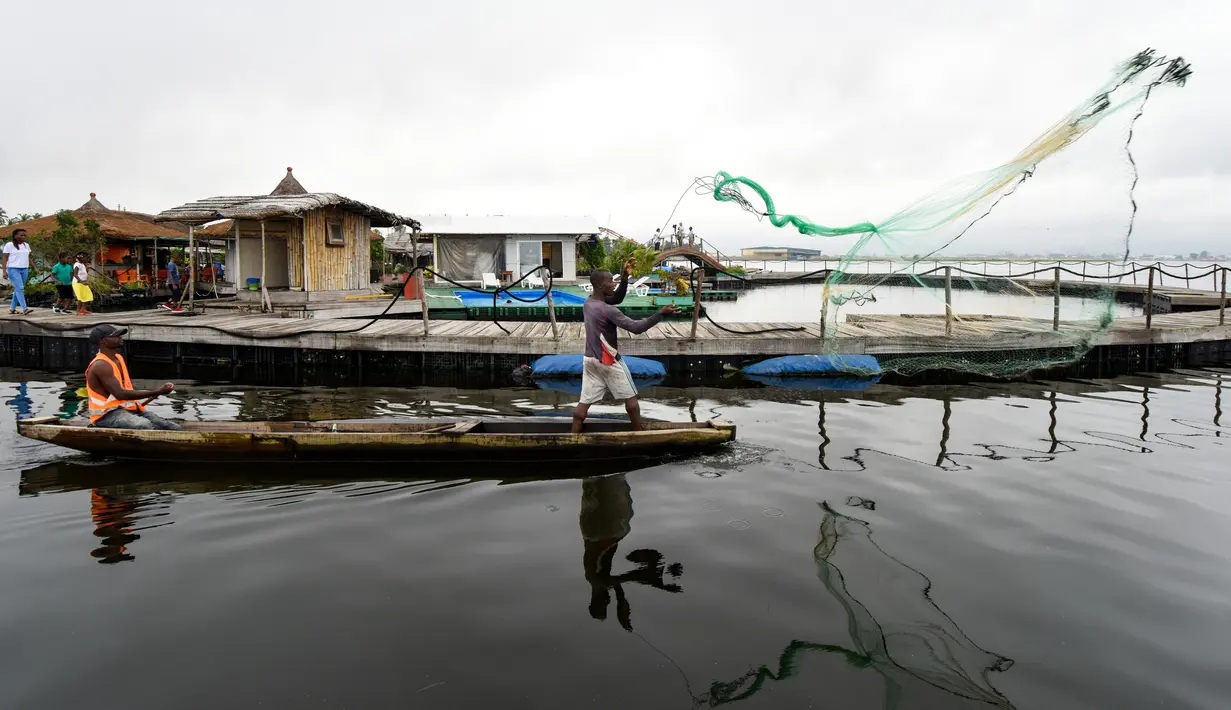 Gambar pada Agustus 2019, nelayan menangkap ikan di dekat pulau buatan dari sampah plastik daur ulang di Abidjan, Pantai Gading. Eric Becker asal Prancis membangun sebuah pulau terapung dari sekitar 700.000 sampah plastik daur ulang yang dikumpulkan di daerah sekitarnya. (ISSOUF SANOGO/AFP)