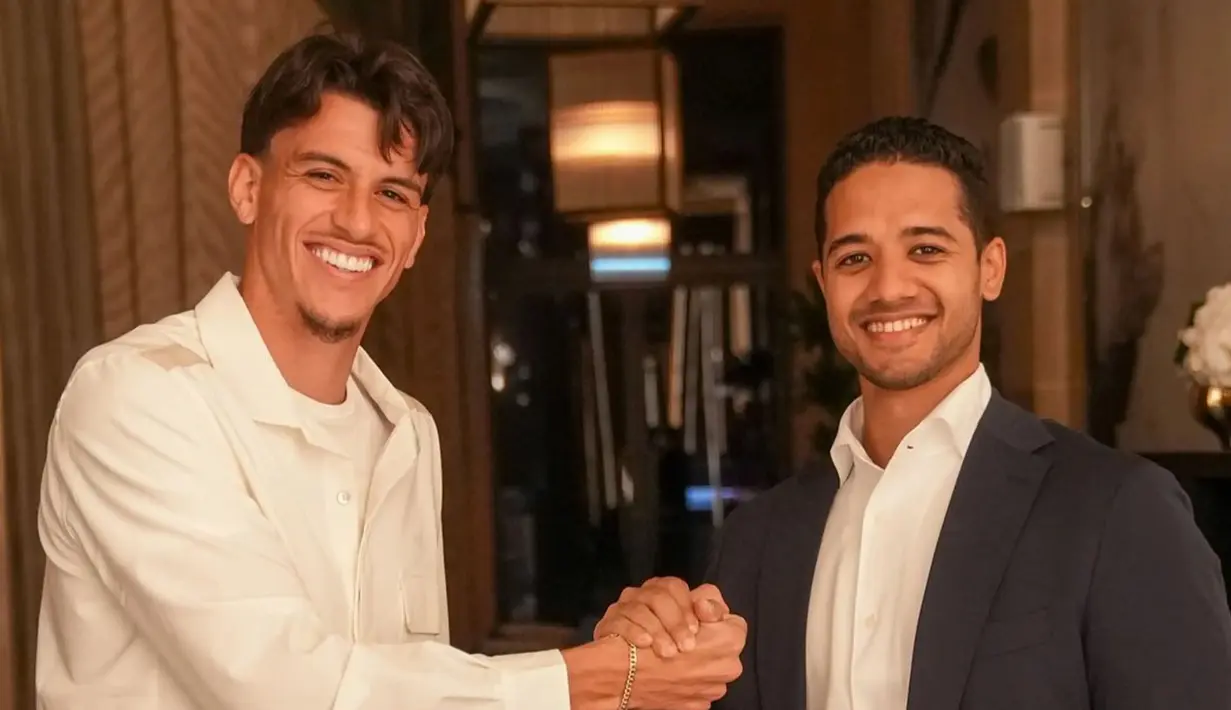 Al Ahli mendatangkan Roger Ibanez (kiri) dari AS Roma pada 31 Juli 2023 dengan nilai transfer 30 juta euro. Dikontrak selama 4 tahun hingga 30 Juni 2027, ia mendapat bayaran senilai 9 juta euro tiap tahunnya. (twitter.com/ALAHLI_FCEN)