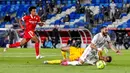 Pemain Real Madrid Karim Benzema (depan) berebut bola dengan penjaga gawang Sevilla Bono pada pertandingan La Liga Spanyol di Alfredo di Stefano Stadium, Madrid, Spanyol, Minggu (9/5/2021). (AP Photo/Manu Fernandez)