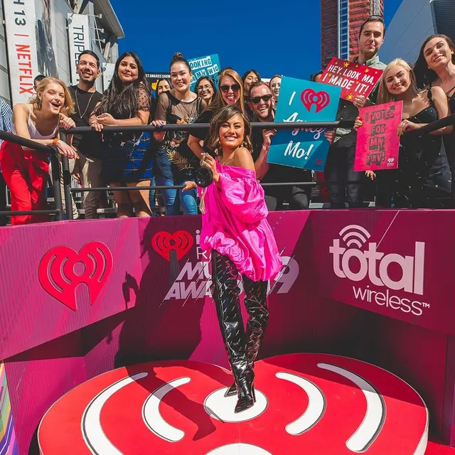 Tampilan Agnez Mo saat menghadiri iHeartRadio Awards 2019