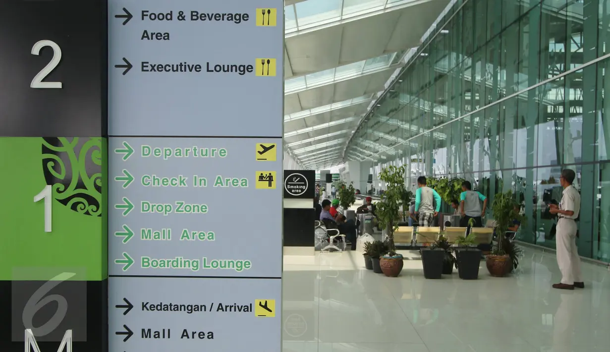 Aktivitas penumpang di Bandara Internasional Sultan Aji Muhammad Sulaiman (SAMS) Sepinggan Balikpapan, Kaltim, Selasa (27/10). Berdasarkan survei ASQ, bandara SAMS berhasil masuk peringkat 16 bandara terbaik sedunia. (Liputan6.com/Immanuel Antonius)