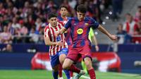 Bek Barcelona, Pau Cubarsi, mencoba melewati penjagaan pemain Atletico Madrid pada lanjutan Liga Spanyol 2025/2026 di Stadio Wanda Metropolitano, Madrid, Minggu (5/4/2026) dini hari WIB. (Pierre-Philippe MARCOU / AFP)
