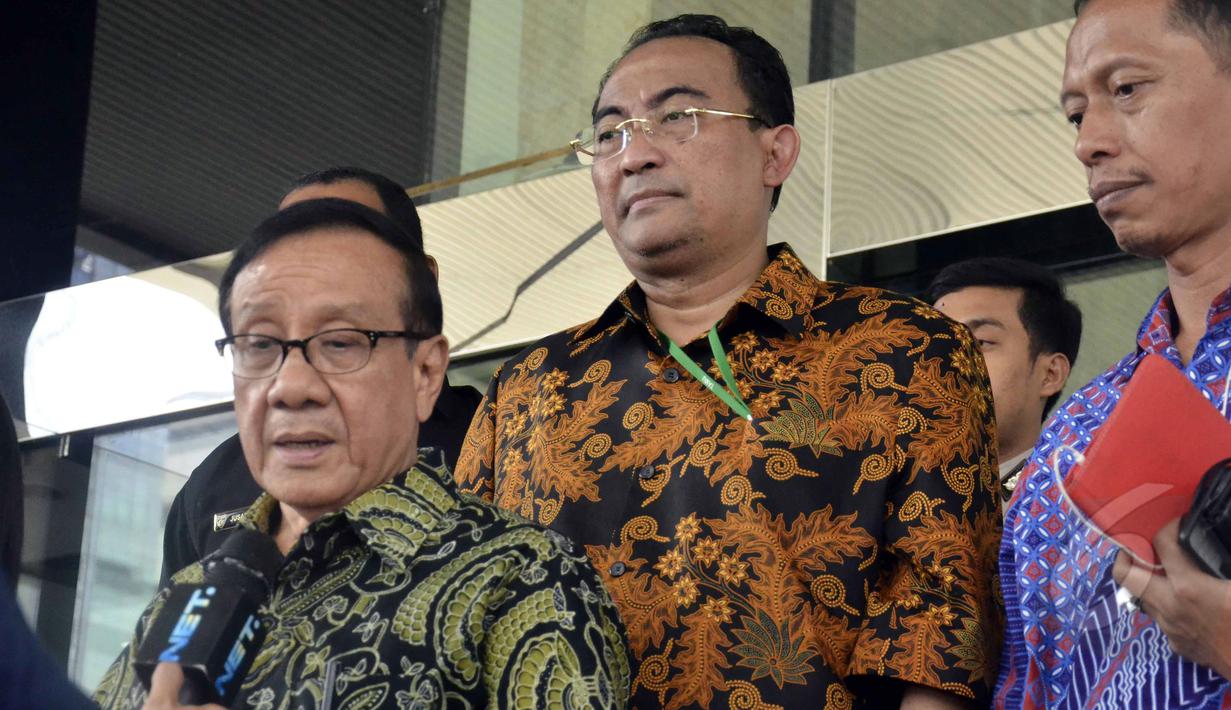 Penasihat KAHMI, Akbar Tanjung (kiri) bersama kuasa hukum Anas Urbaningrum, Firman Wijaya (tengah) mendatangi gedung KPK Jakarta, Kamis (9/4/2015). Kedatangan Akbar untuk menjenguk Ketua PB HMI Anas Urbaningrum di Rutan KPK. (Liputan6.com/Helmi Afandi)