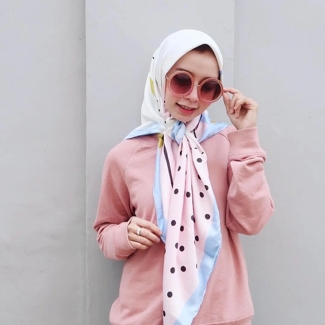 Pakai hijab motif ramai supaya penampilan makin cantik dan fresh. (sumber foto: @joyagh/instagram)
