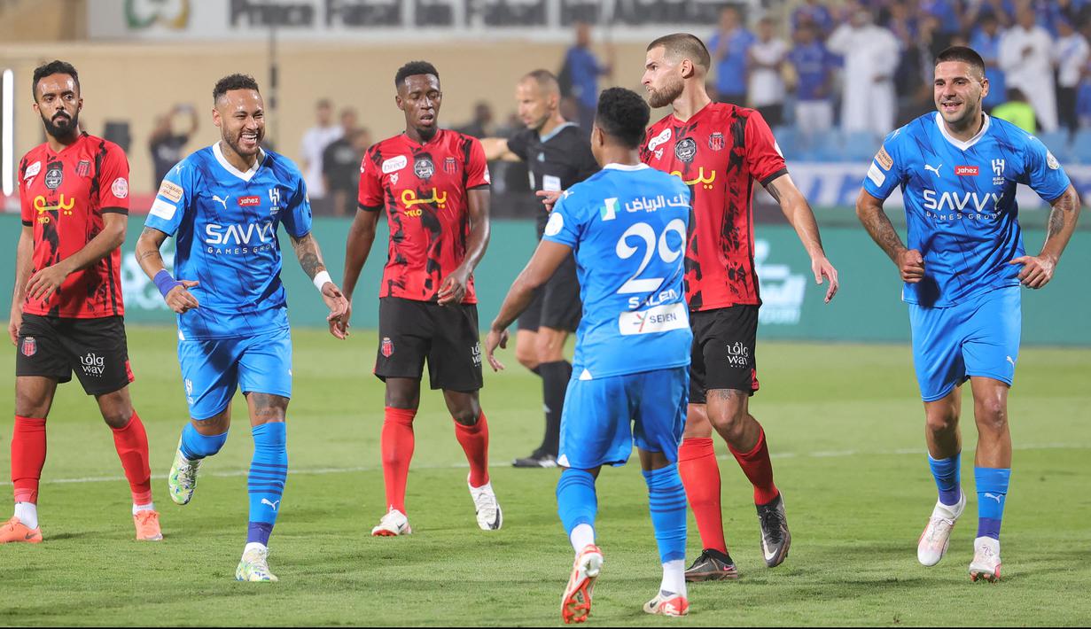 Pemain Al Hilal, Neymar (kedua kiri) melakukan selebrasi setelah Salem al-Dawsari mencetak gol kelima timnya ke gawang Al Riyadh pada laga lanjutan Liga Arab Saudi di Prince Faisal Bin Fahd Stadium, Riyadh, 16 September 2023 dini hari WIB. Pada laga tersebut, Neymar berhasil mencetak satu assist untuk gol keempat Al Hilal yang dilesatkan oleh Malcom. (AFP/Fayez Nureldine)