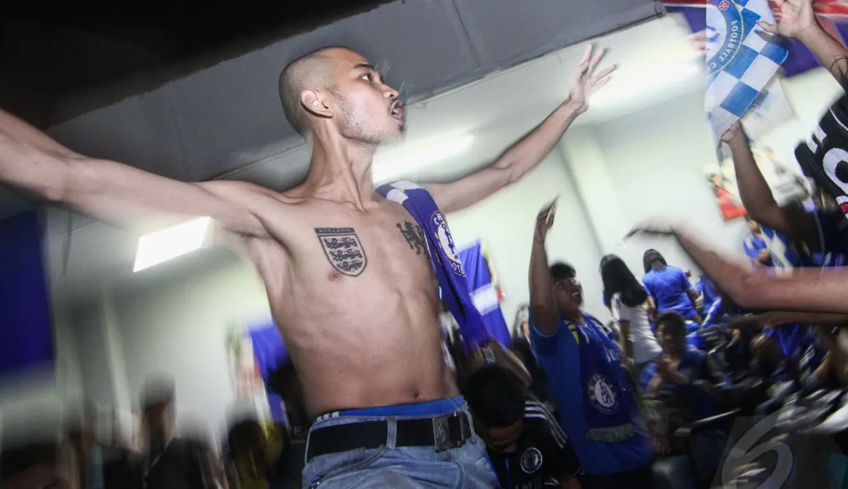 Seorang lelaki berkepala plontos memimpin para suporter chelsea untuk bernyanyi. Suasanapun semakin meriah, Tanah Kusir, Jakarta, Minggu (27/4/2014)(Liputan6.com/Faizal Fanani).
