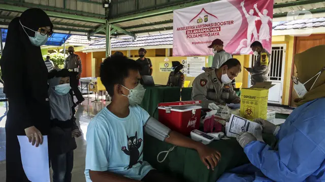 FOTO: Antusiasme Warga Ikuti Vaksinasi Booster COVID-19 untuk Mudik Lebaran