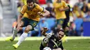 Gelandang Timnas Australia, Tommy Oar (kiri) berusaha lolos dari hadangan pemain belakang Spanyol, Juanfran, di laga penyisihan Piala Dunia 2014 Grup B di Stadion Baixada, Curitiba, Brasil, (23/6/2014). (REUTERS/Darren Staples)