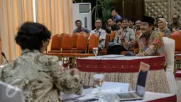 Calon pimpinan KPK Jimmly Asshiddiqie menjawab pertanyaan pada wawancara tahap akhir di Gedung Sekretariat Negara, Jakarta, Selasa (25/8/2015). Dalam paparannya, mantan Ketua MK itu menolak koruptor dihukum mati. (Liputan6.com/Faizal Fanani)