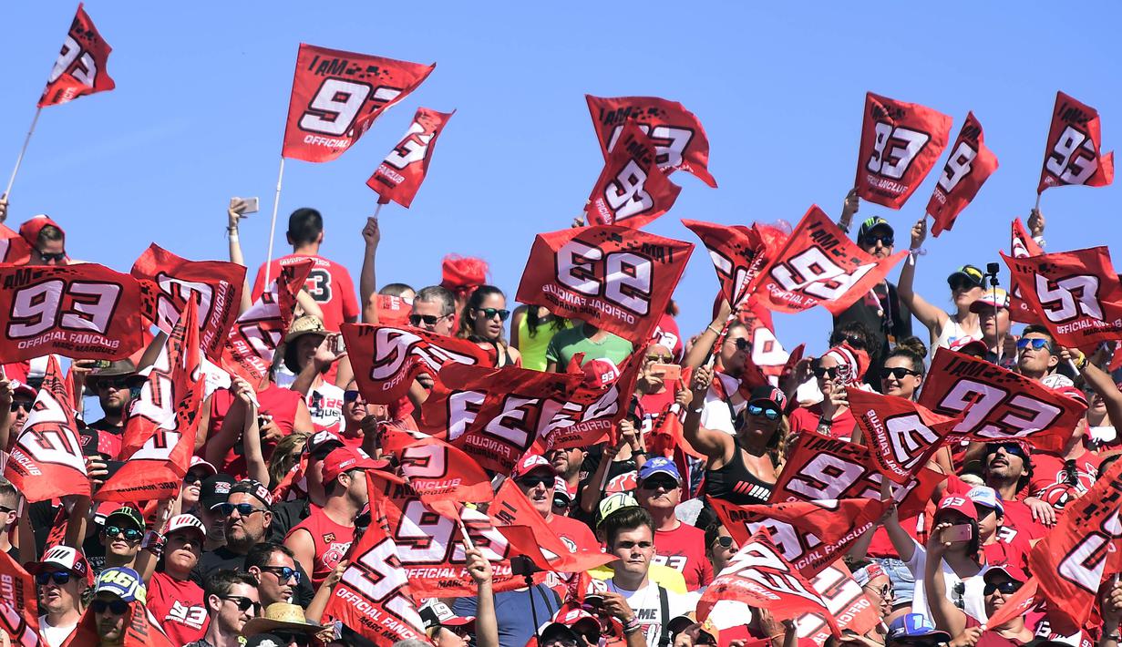 Suporter dari pebalap Repsol Honda, Marc Marquez, merayakan kemenangan pada GP Aragon di Sirkuit Motorland, Alcaniz, Minggu (24/9/2017). Marquez berhasil finis tercepat dengan waktu 42 menit 6,819 detik. (AFP/Jose Jordan)