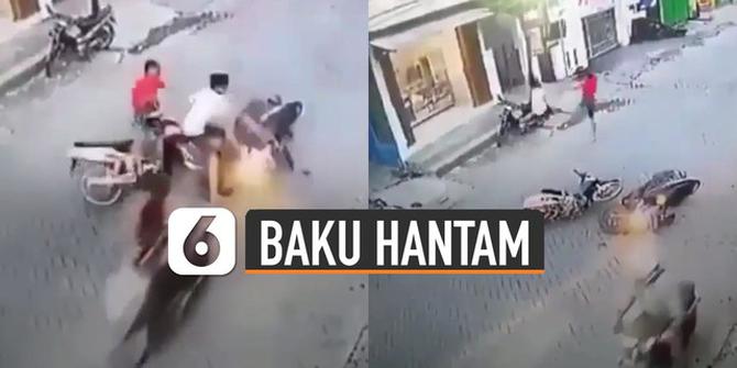 VIDEO: Adu Banteng, Dua Pengendara Motor Akhirnya Baku Hantam di Jalan
