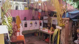 Suasana pemungutan suara di Tempat Pemungutan Suara (TPS) 45 Kebon Pala, Jakarta, Rabu (17/5). TPS tersebut mengambil tema suasana pernikahan adat Jawa untuk menarik minat pemilih dan menekan angka golput. (Liputan6.com/Faizal Fanani)