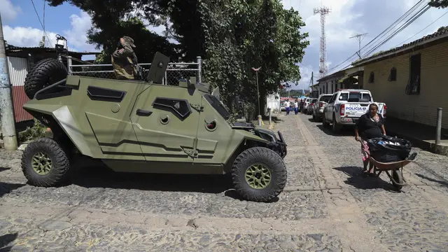 Di El Salvador, tentara mengepung kota untuk membasmi geng