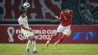Pemain Timnas Indonesia U-19, Kakang Rudianto (kanan) berusaha menghalau bola saat matchday ketiga Grup A Piala AFF U-19 2022 antara Timnas Indonesia U-19 melawan Timnas Thailand U-19 di Stadion Patriot Candrabhaga, Bekasi, Jawa Barat, Rabu (06/07/2022). (Bola.com/Bagaskara Lazuardi)