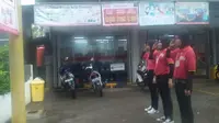Karyawan Hormat Tiang Besi hingga Basah Kuyup, Apa Kata Disnaker?