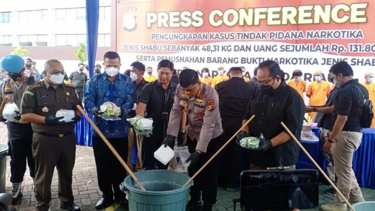 Pemusnahan barang bukti narkoba jenis sabu di Polda Riau.