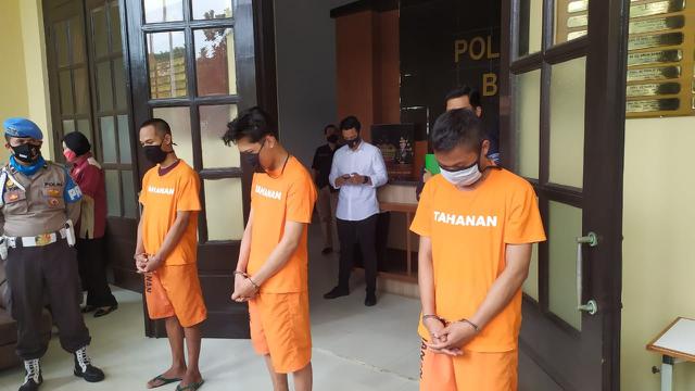 Youtuber Ferdian Paleka dan 2 rekannya mengenakan baju tahanan warna oranye saat dihadirkan dalam konferensi pers, Jumat (8/5/2020).