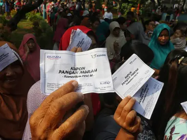 Warga menunjukkan kupon penukaran saat mengantre untuk membeli sembako murah di RPTRA Alur Dahlia, Tegal Alur, Jakarta Barat, Selasa (21/5/2019). PT Asabri (Persero) menjual sebanyak 3 ribu sembako seharga Rp 10 ribu kepada masyarakat sekitar. (Liputan6.com/Johan Tallo)
