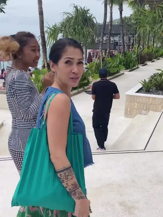 Mieke terlihat mengenakan outfit yang adem dan bercorak yang cocok untuk musim panas. [Instagram @mieke_amalia]