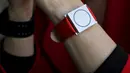 Rosalind Picard saat menunjukkan jam tangan buatannya di Cambridge,Inggris (11/11). Pertolongan medis yang dilakukan jam tangan ini yaitu mengukur kestabilan emosi, serangan epilepsi , aktivitas tubuh dan waktu tidur yang cukup. (REUTERS/Brian Snyder)