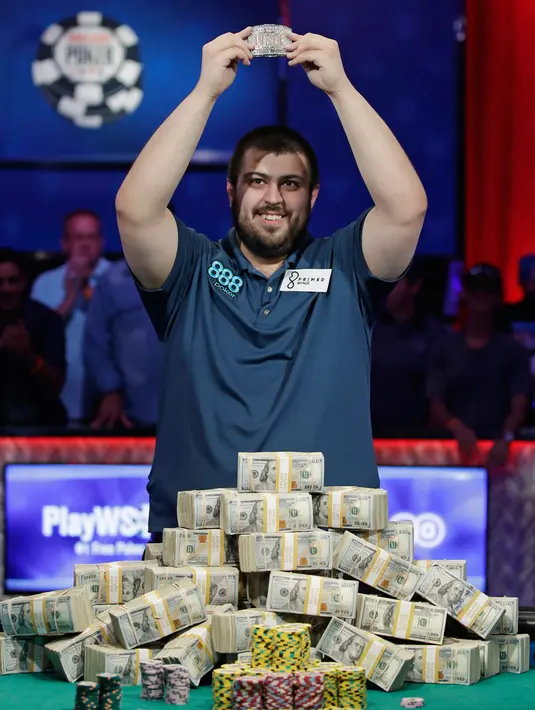 Scott Blumstein berpose dengan gelang kejuaraan dan setumpuk uang setelah memenangkan World Series of Poker Main Event di Las Vegas, Minggu (23/7). Blumstein berhasil membawa pulang 8.15 juta US Dolar atau sekitar Rp 106,7 miliar (AP Photo/John Locher)