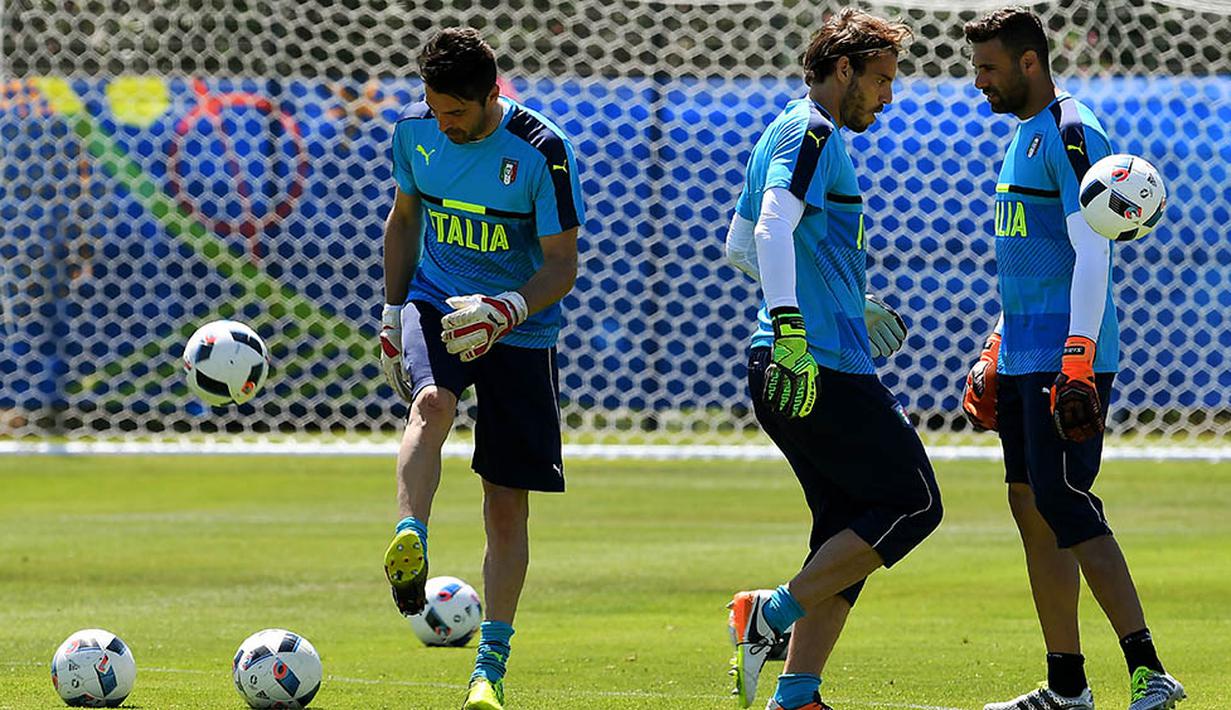 Kiper Italia, Gianluigi Buffon, dan rekan-rekannya berlatih ringan jelang Piala Eropa 2016 di Montpellier, Prancis, Kamis (9/6/2016). (AFP/Vicenzo Pinto)