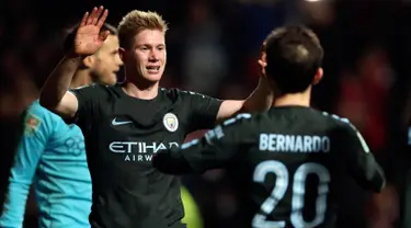 Pemain Manchester City, Kevin De Bruyne berselebrasi setelah mencetak gol ke gawang Bristol City pada leg kedua semifinal Piala Liga di Ashton Gate, Rabu (24/1). Manchester City menang tipis 3-2 dan memastikan diri lolos ke final. (Nick Potts/PA via AP)